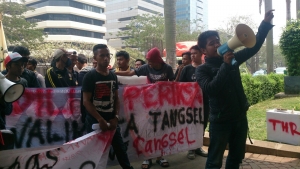 Tampak Koalisi Masyarakat Sipil Kota Tangsel sedang aksi di depan gedung KPK