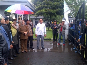 Komisi II saat menemui buruh depan gerbang Pemkot Tangerang