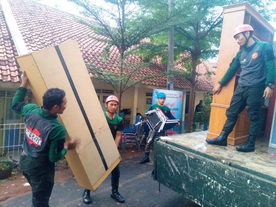 Petugas Pol PP Tangsel saat evakuasi barang-barang yang ada di sekolah Assalam 01 Serpong.
