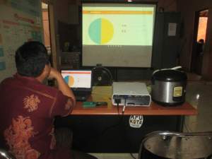 Petugas KPU Tangsel tengah mengecek hasil penghitungan sementara Pilgub Banten
