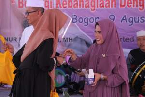 Kepala SMK Makarya Bogor, Nur Mariyah Yazied saat menyantuni anak yatim. (Aip/detak)