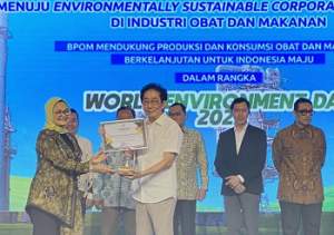 Irwan Hidayat, selaku Direktur Sido Muncul, menerima penghargaan dari Kepala BPOM RI, Penny Kusumastuti Lukito (foto: Liputan6) ilustrasi: aqila/dt