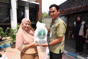 Pengendalian Harga, Kecamatan Tangerang Salurkan Bantuan Cadangan Beras Pemerintah