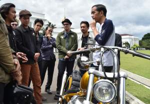 Presiden Joko Widodo saat melihat sepeda motor Royal Enfield Bullet 350cc.