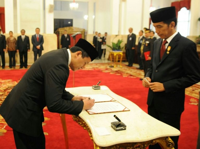 Triawan Munaf menandatangani berita acara pelantikan Kepala Badan Ekonomi Kreatif yang disaksikan langsung Presiden Jokowi  di Istana Negara, Jakarta, Senin (26/1/2015)