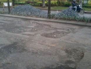 Jalan Rusak Di Graha Raya Bintaro