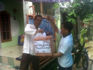 Pamulang- Pemilihan Ketua RW 09 Komp.Puri Pamulang berlangsung unik,dengan mendatangi Rumah Warga dalam Pemungutan suara,Minggu (22/12)DT