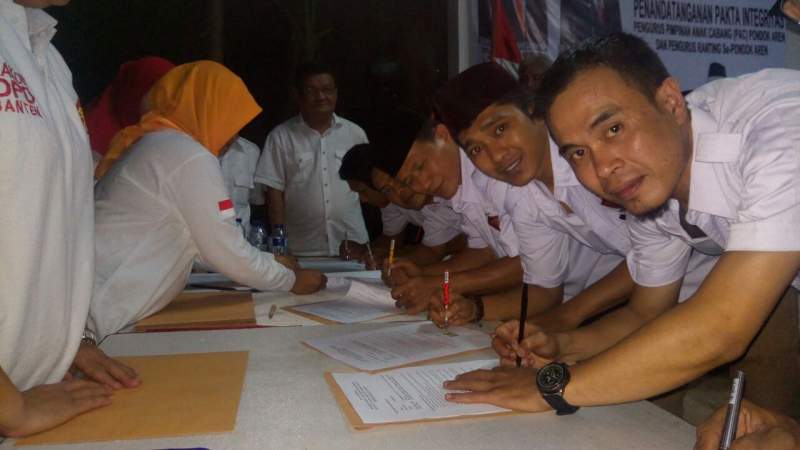 Kader PAC partai Gerindra Pondok Aren saat mengikuti penandatanganan fakta integritas