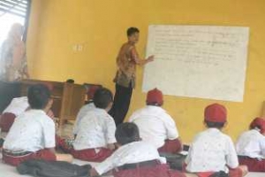 Balaraja-siswa SDN Bidara,Balaraja belajar dilantai karena tidak ada meja kursi,jum&#039;at (22/11)DT
