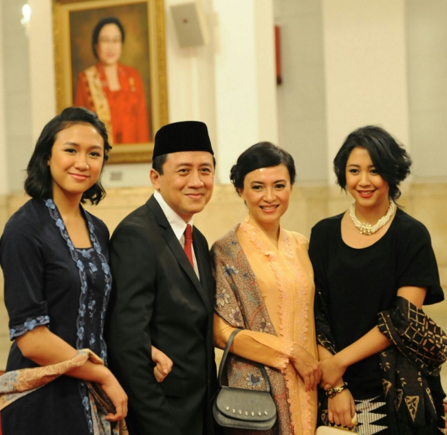 Triawan Munaf beserta istri dan kedua anaknya seusai dilantik menjadi Kepala Badan Ekonomi Kreatif, di Istana Negara, Senin (26/1/2015). (dok Setkab)
