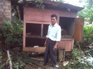 Serpong- Salah seorang pemilik ayam Sadir (72), menunjukan kandang ayamnya,tempat puluhan ayam mati diduga flu burung, Minggu (19/1)dt
