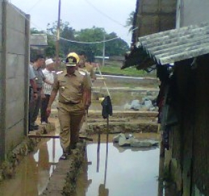 Tangerang- Walikota Tangerang Arief,saat blusukan ke salah satu daerah banjir. Senin (13/1)DT