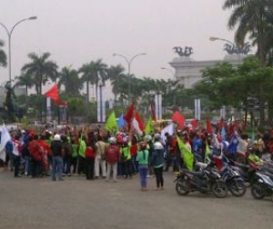 Aksi sweefing buruh di pabrik untuk demo ke istana,Cikupa,Kab Tangerang,Senin (28/10).dt