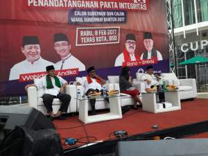 Suasana diskusi pilgub Banten di salah satu mal di Serpong.