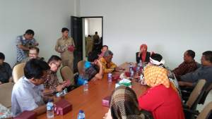 Anggota DPRD Kota Cimahi saat melakukan pembahasan LKPj dengan DPRD Kota Tangsel