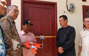Walikota Tangsel, Benyamin Davnie  menyerahkan Rumah Layak Huni kepada warga. (Aip/detakbanten)