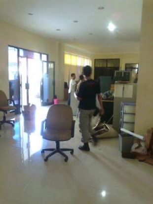 Setu- Sat Pol PP sedang melakukan pemindahan barang-barang di eks kantor Walikota,Kamis (9/1)DT