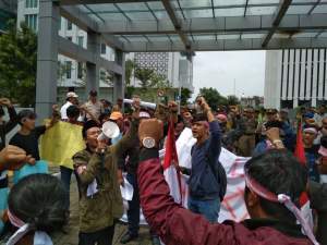 Puluhan massa dari Aliansi Masyarakat Penyelamat Aset Negara, Pribumi Bersatu, Pemuda Sadar Keadaan dan didampingi Lembaga Bantuan Hukum (LBH) Tangerang Raya berunjuk rasa di Halaman Balai kota Tangsel