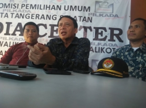 Wahidin Halim sesaat setelah usai melakukan pemantauan KPU Tangsel, Senin (3/8/2015)