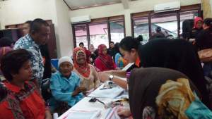 Warga di Serpong Antre mencairkan bantuan dana Program Keluarga Harapan (PKH).
