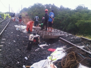 Tangerang- Rel Kereta Api Jurusan Jakarta-Rangkas Anjlok, sedang dalam perbaikan, Selasa (21/1)DT
