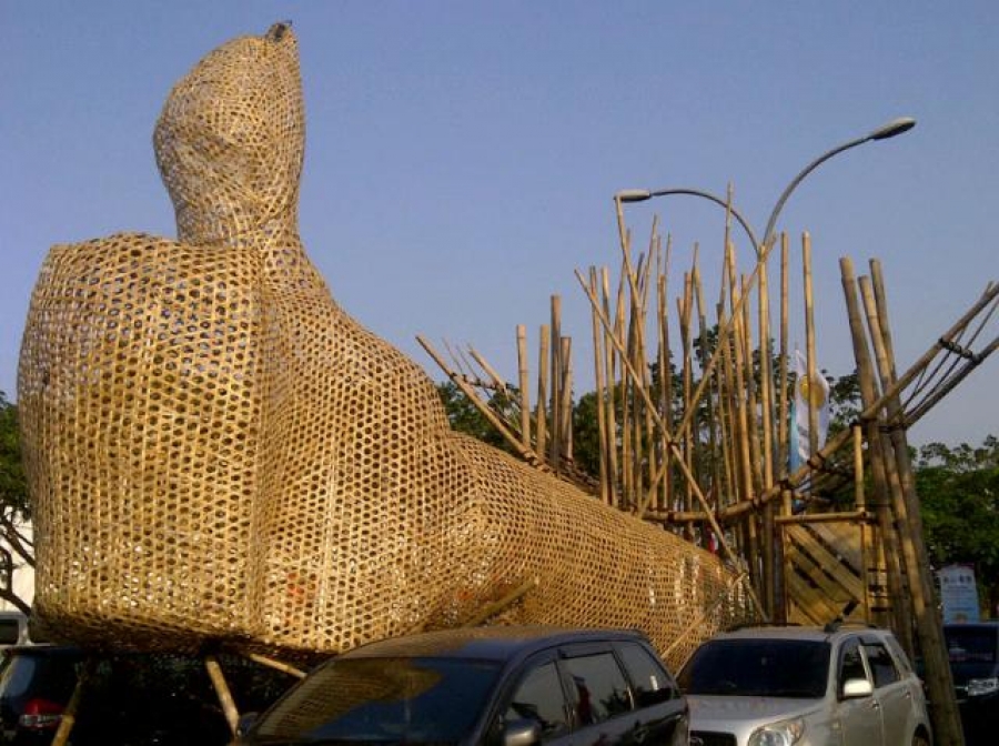 Salah satu karya seni arsitektur berbahan bambu berbentuk 'Si Jempol Raksasa' hadir memeriahkan perayaan Hari Keluarga Nasional (Harganas) XXII tahun 2015 di BSD, Tangsel.