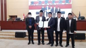 Walikota Tangsel Benyamin Davnie dan Pimpinan DPRD menunjukan draft Raperda Penyelenggaraan Perumahan dan Kawasan Pemukiman menjadi Perda