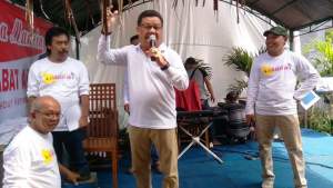 Anggota DPRD Tangsel, Abdul Rahman saat membuka acara lomba mancing Sahabat AR di Bambu Apus, Pamulang.