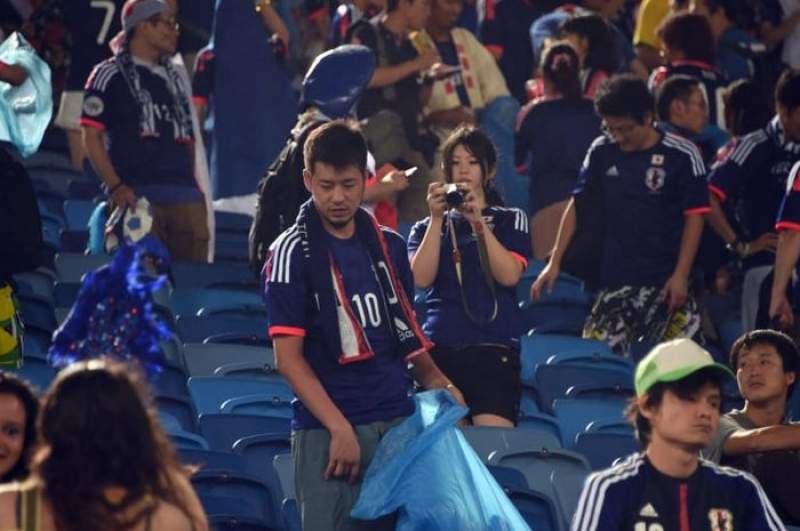 Menang dari Jerman, Suporter Timnas Jepang Punguti Sampah di Stadion Usai Laga