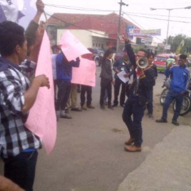BENTAR dan ORATOR saat melakukan aksi unjuk rasa di depan Kantor Kemenag Lebak, Kamis (13/8).