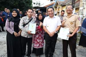 Pj Gubernur Banten Al Muktabar : Sertipikat PTSL Jadikan Masyarakat Produktif