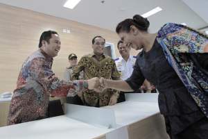Menteri Kelautan dan Perikanan, Susi Pudjiastuti bersaman dengan Wali Kota Tangerang Arief Wismansyah 