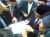 Baru Dilantik Anggota DPRD Banten Tanda Tangani Surat Perjanjian