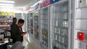 Tempat kejadian perkara pencurian toko handphone di Kelapa Dua, Kabupaten Tangerang