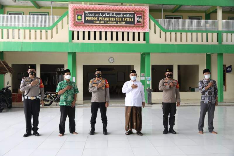 Saba Pesantren, Kapolresta Tangerang Bagikan 1.000 Masker untuk Santri