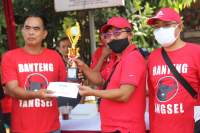 Wakil Ketua DPRD  Iwan Rahayu dan Ketua PDIP Tangsel, Wanto Sugito, serahkan uang dan trophy  kepada juara kontes layang-layang tradisional.
