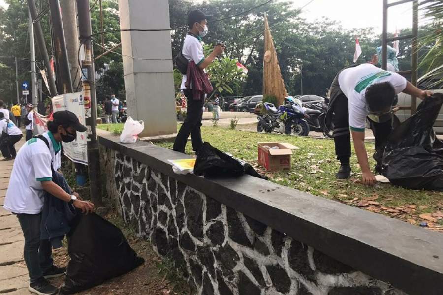 Relawan Ben-Pilar bersih-Bersih sampah saat berlangsungnya pendaftaran pasangan Ben-Pilar di KPU Tangsel