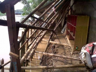 3 rumah longsor akibat curah hujan yang tinggi di Karawci