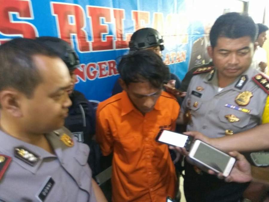 Pelaku pencurian tali pocong M Irpan alias Petruk saat diamankan di Mapolres Tangsel.