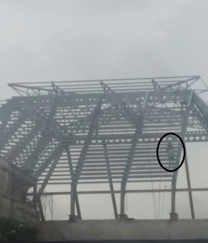 Pekerja bergelantungan di atas atap tanpa menggunakan standart keselamatan kerja, di proyek pembangunan gedung DPRD Kota Tangsel