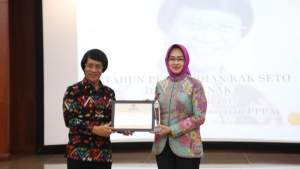 Wali Kota Tangsel Airin Rachmi Diany foto bersama Kak Seto saat penghargaan di Kementerian Pemberdayaan Perempaun dan Anak.