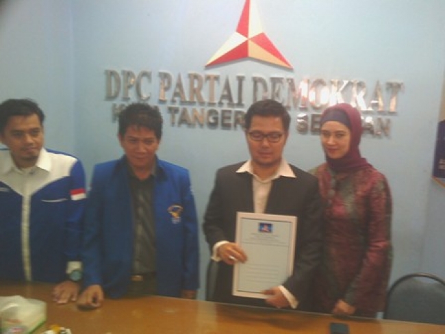 Ivan Ajie Purwanto didampingi istri mengambil formulir pendaftaran di Partai Demokrat Tangsel