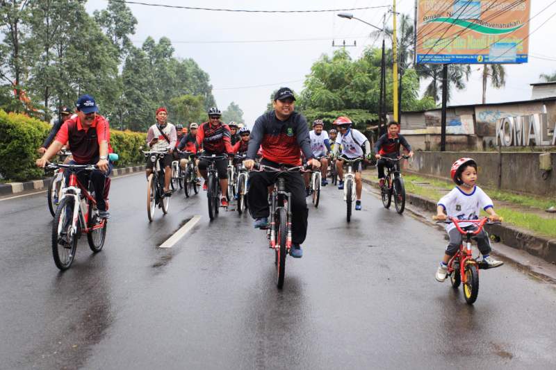 Wali Kota Tangerang Arief R Wismansyah menggowes sepeda. 