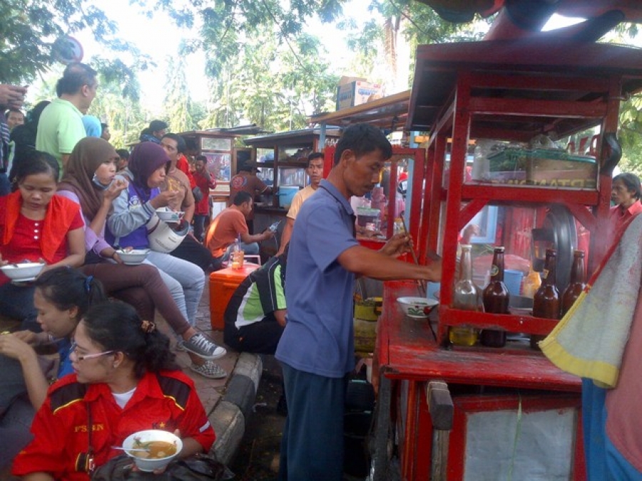 Buruh Gerubuk Pemkot Tangerang, Pedagang Makanan & Minuman Laris Manis