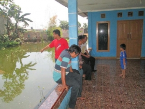 Salahsatu rumah warga di RT 01/07 kelurahan Sawah, Kecamatan Ciputat, Tangsel, yang mengalami kebanjiran akibat adanya pengurukan oleh pengembang.