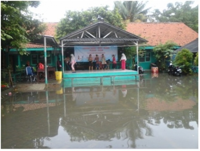 Tampak banjir menggenangi sekitar panggung  kegiatan Olimpiade Olahraga Siswa Nasional (O2SN, di SD Jurangmangu 2, Pondok Aren