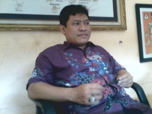 ketua div teknis dan humas KPU Tangsel Badrus Salam saat diwawancarai wartawan.