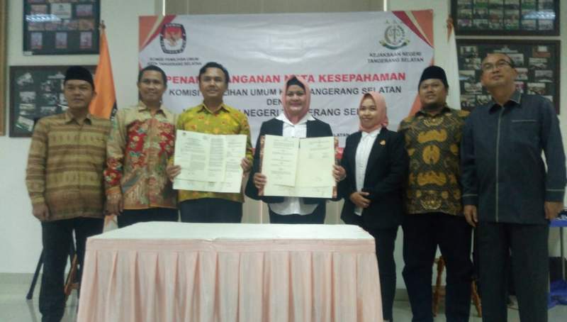 Ketua KPU Tangsel, Bambang Dwitoro dan Kepala Kejari Tangsel, Nur Erlina Sari tandatangani nota kesepahaman bersama.