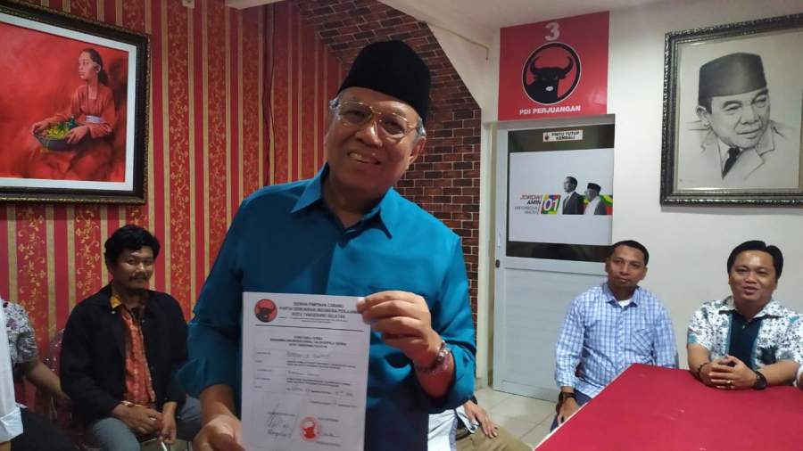 Benyamin Davnie saat pengembalian form pendaftaran calon di PDIP Tangsel.