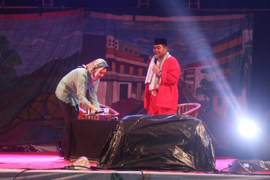 Canda Airin Dan Kapolres Tangsel Saat 'Ngelenong' di Festival Lenong Betawi